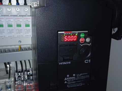Tủ điều khiển trung tâm + Biến tần + PLC là trái tim của cả hệ thống cũng là giải pháp tiết kiệm năng lượng và tuổi thọ của thiết bị