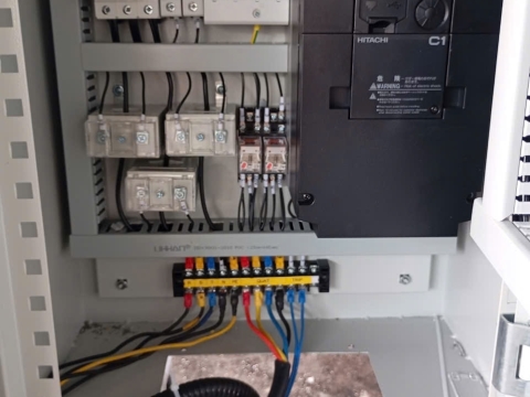 Tủ điều khiển trung tâm + Biến tần + PLC là trái tim của cả hệ thống cũng là giải pháp tiết kiệm năng lượng và tuổi thọ của thiết bị