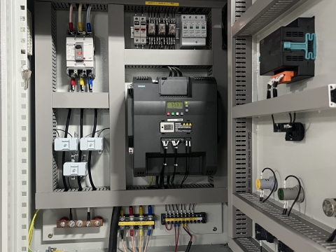 Tủ điều khiển trung tâm + Biến tần + PLC là trái tim của cả hệ thống cũng là giải pháp tiết kiệm năng lượng và tuổi thọ của thiết bị