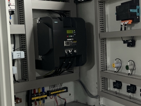 Tủ điều khiển trung tâm + Biến tần + PLC là trái tim của cả hệ thống cũng là giải pháp tiết kiệm năng lượng và tuổi thọ của thiết bị