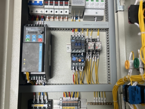 Tủ điều khiển trung tâm + Biến tần + PLC là trái tim của cả hệ thống cũng là giải pháp tiết kiệm năng lượng và tuổi thọ của thiết bị