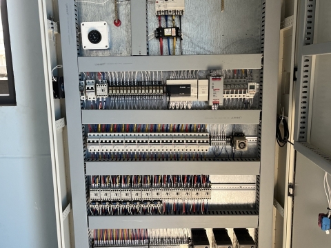 Tủ điều khiển trung tâm + Biến tần + PLC là trái tim của cả hệ thống cũng là giải pháp tiết kiệm năng lượng và tuổi thọ của thiết bị