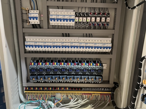 Tủ điều khiển trung tâm + Biến tần + PLC là trái tim của cả hệ thống cũng là giải pháp tiết kiệm năng lượng và tuổi thọ của thiết bị