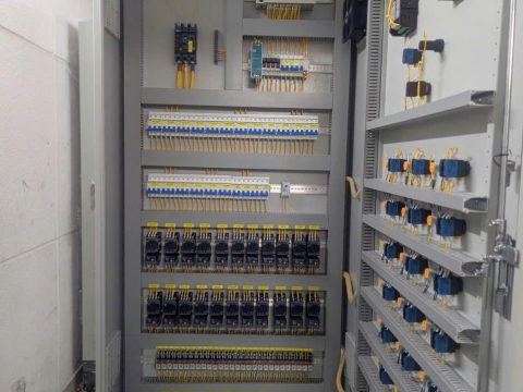 Tủ điều khiển trung tâm + Biến tần + PLC là trái tim của cả hệ thống cũng là giải pháp tiết kiệm năng lượng và tuổi thọ của thiết bị